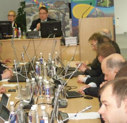 Taryba kelis vadovus skalpavo, jų daugumai – tyliai pritarė
