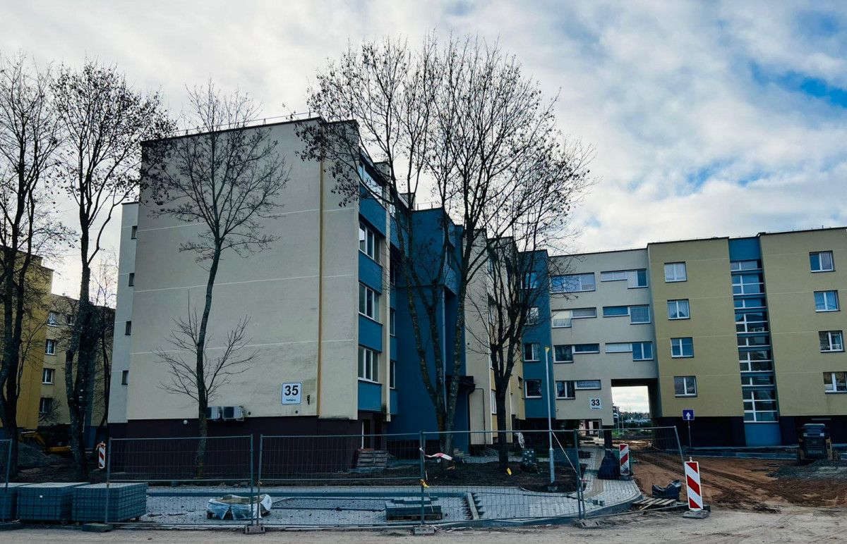Gražinama daugiabučių gyvenamųjų namų aplinka – tvarkomi kiemai, atnaujinami šaligatviai prie renovuotų namų