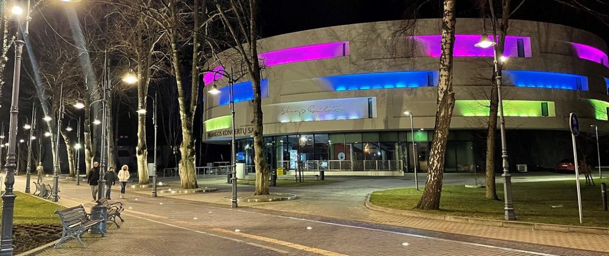 Palanga paminėjo Pasaulinę retų ligų dieną – Koncertų salė nušvito keturiomis spalvomis