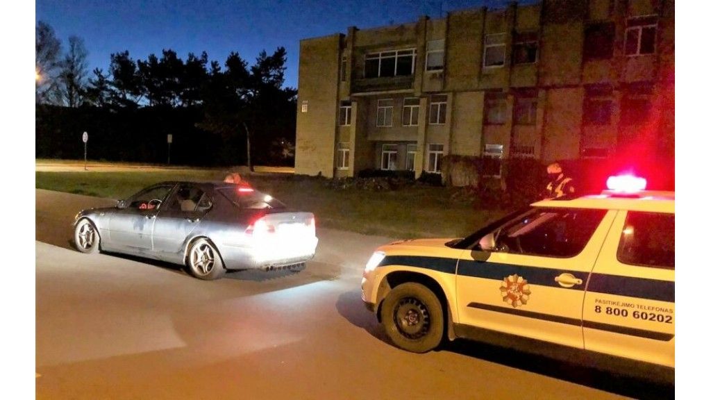 Į Palangą atlėkė girta vilniečių kompanija: vairuotojas su viena šlepete, keleiviai staiga užsimanė pas mamas