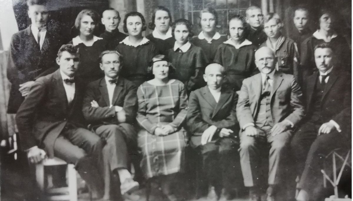 Mokyklos direktorius ir istorijos mokytojas M. Untulis (trečias iš dešinės) su mokytojais ir mokiniais 1924 m.