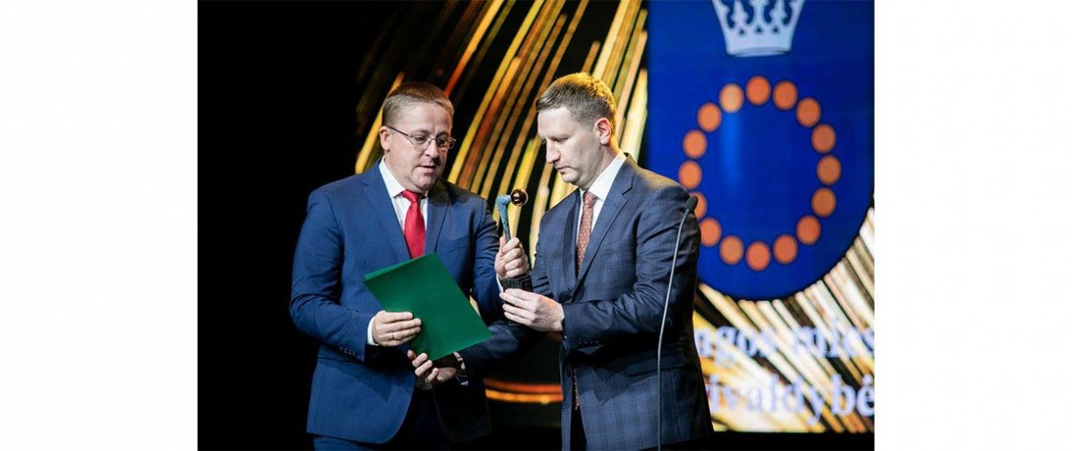 Palangos meras Šarūnas Vaitkus priima „Auksinę krivūlę“ „Už kultūros puoselėjimą“