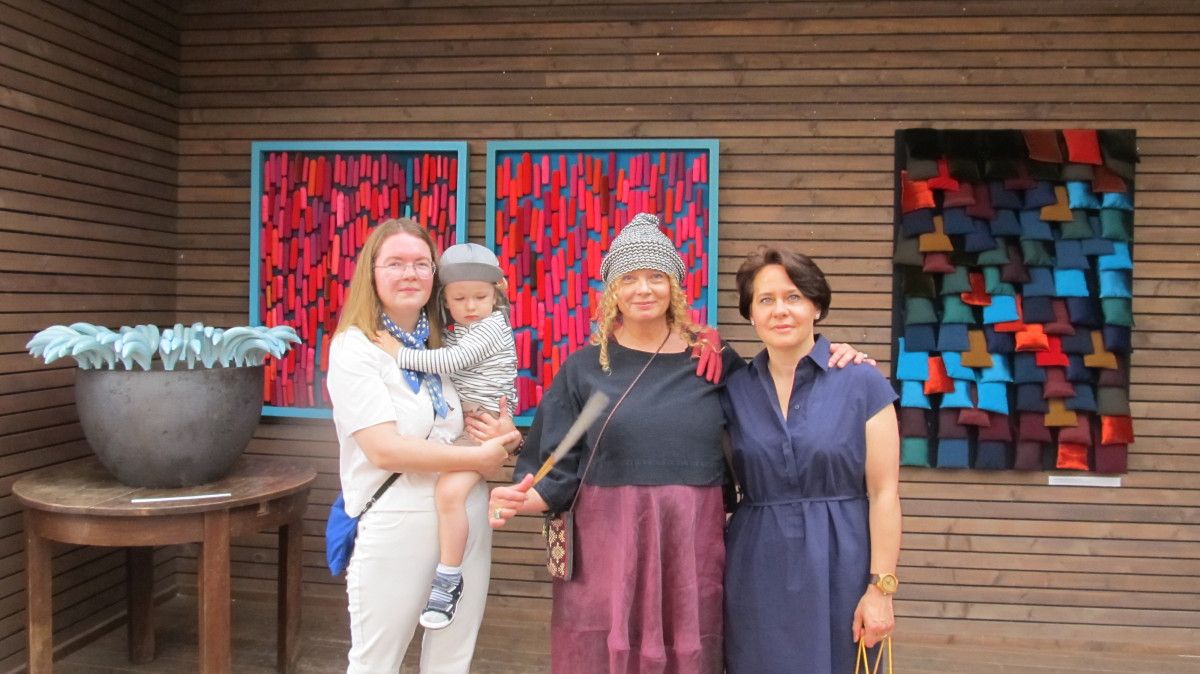 Galerijos lankytojų laukia K. Lazauskaitės, I. Marcinkevičienės ir N. Žukauskaitės naujausi kūriniai.