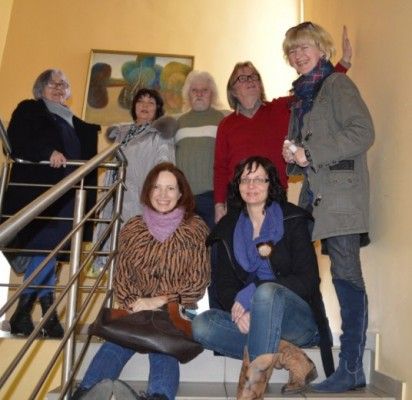Kūrybinės grupės „Mostas“ nariai pasirengę ištapyti Vaikų bibliotekos laiptinę bei fojė.