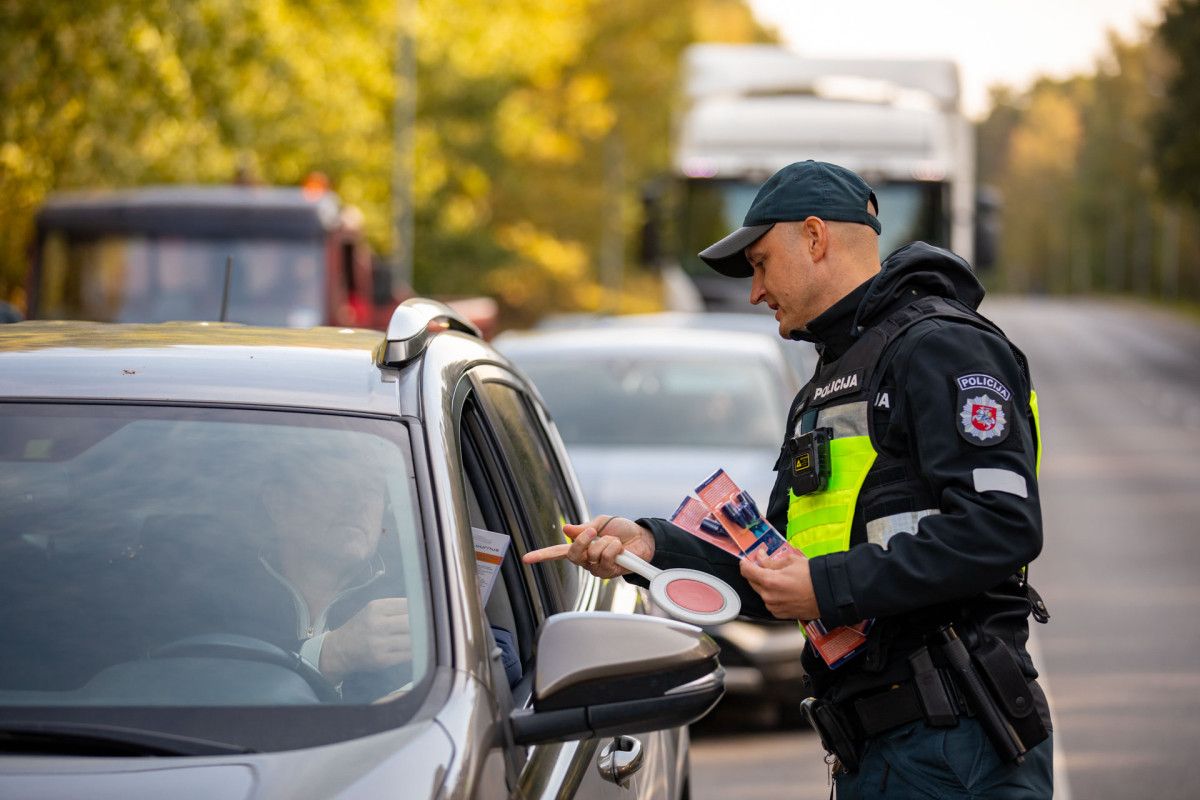 Klaipėdos apskrityje vairuotojams vėl dalyti ultragarso švilpukai, kelyje galintys padėti apsisaugoti nuo susidūrimo su laukiniu gyvūnu