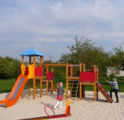Parenkant žaidimų aikštelių įrenginius buvo atsižvelgiama ne tik į jų grožį, bet ir į saugumą.