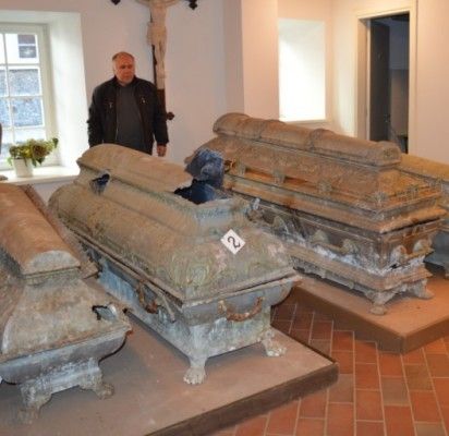 Tiškevičių giminės istorijos tyrinėtojas J. Kanarskas prie spalio 17 d. Kretingos senosiose kapinėse esančioje grafų Tiškevičių koplyčioje-mauzoliejuje rastų keturių sarkofagų.