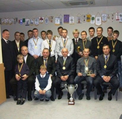Palangos futbolininkų komanda – su pergalės taure rankose