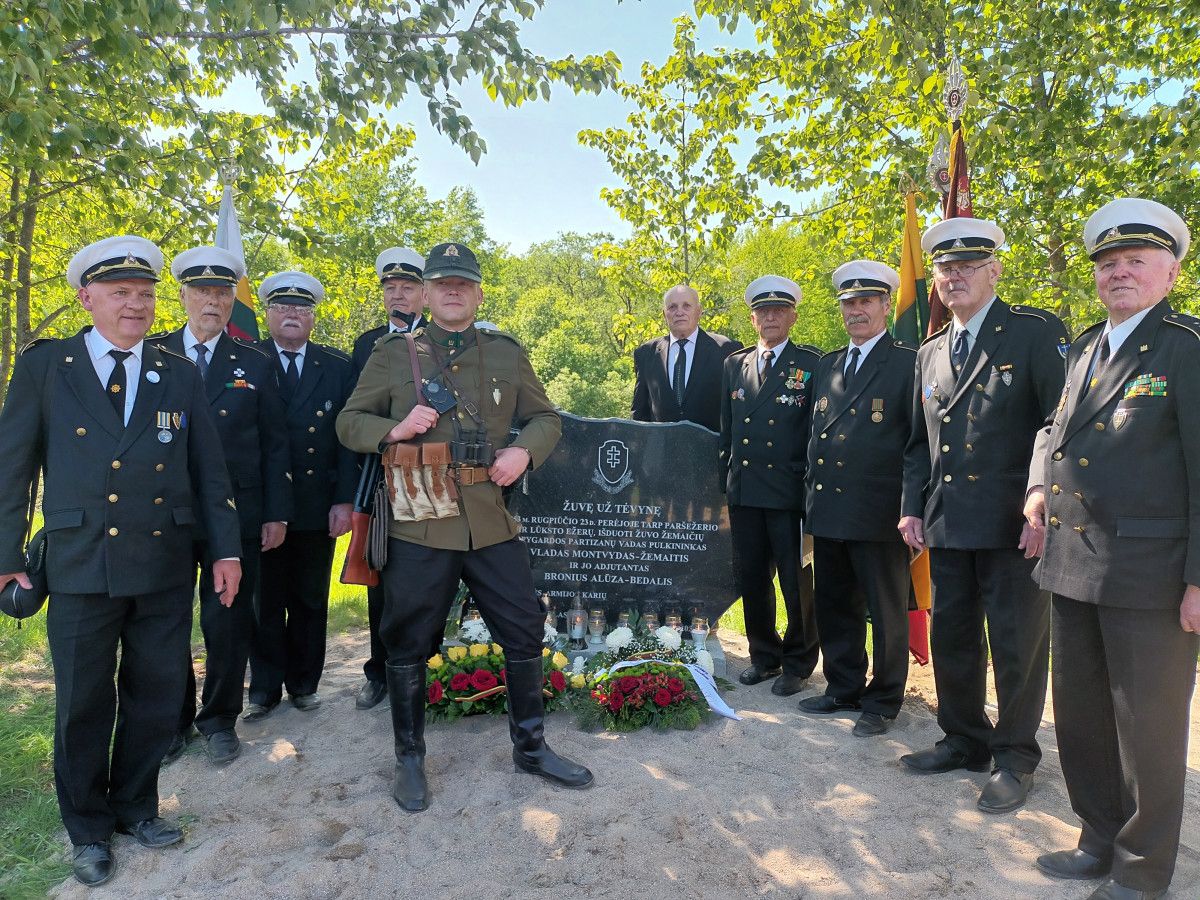 Prie paminklo žemaičių apygardos partizanų vadui pulkininkui Vladui Montvydui - Žemaičiui ir jo adjutantui Broniui Aluzai Palangos KJC Jūros šaulių vyrų choro grupė ir Lietuvos šaulių sąjungos vadas Linas Idzelis.
