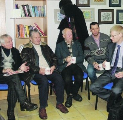 Į „Palangos tilto“ redakciją prie puodelio kavos susirinkę mūsų skaitytojai turėjo progą pabendrauti su specialiai į susitikimą iš Kauno atvykusiu Palangos kredito unijos (PKU) valdybos pirmininku Vyteniu Tomkumi.