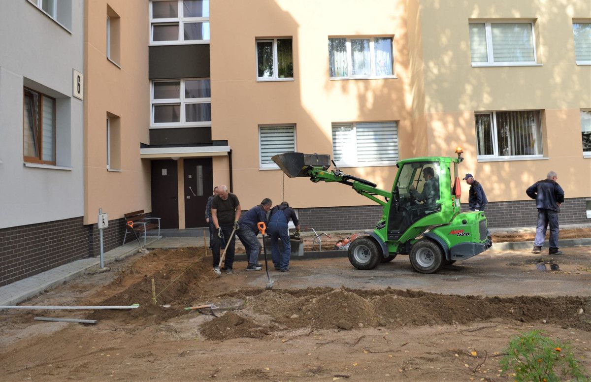 Miesto komunalininkai darbuojasi Druskininkų g. 4 namo kieme
