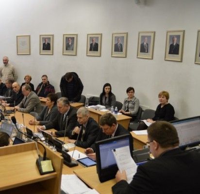 Rekordiškai ilgame posėdyje – politikų debatai net dėl elementarių klausimų