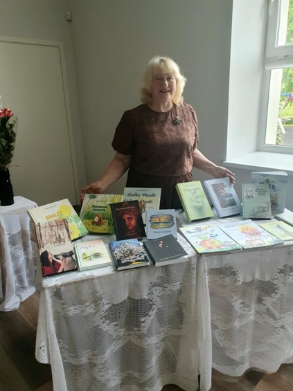 Poetė Adelė Daukantaitė prie savo knygų