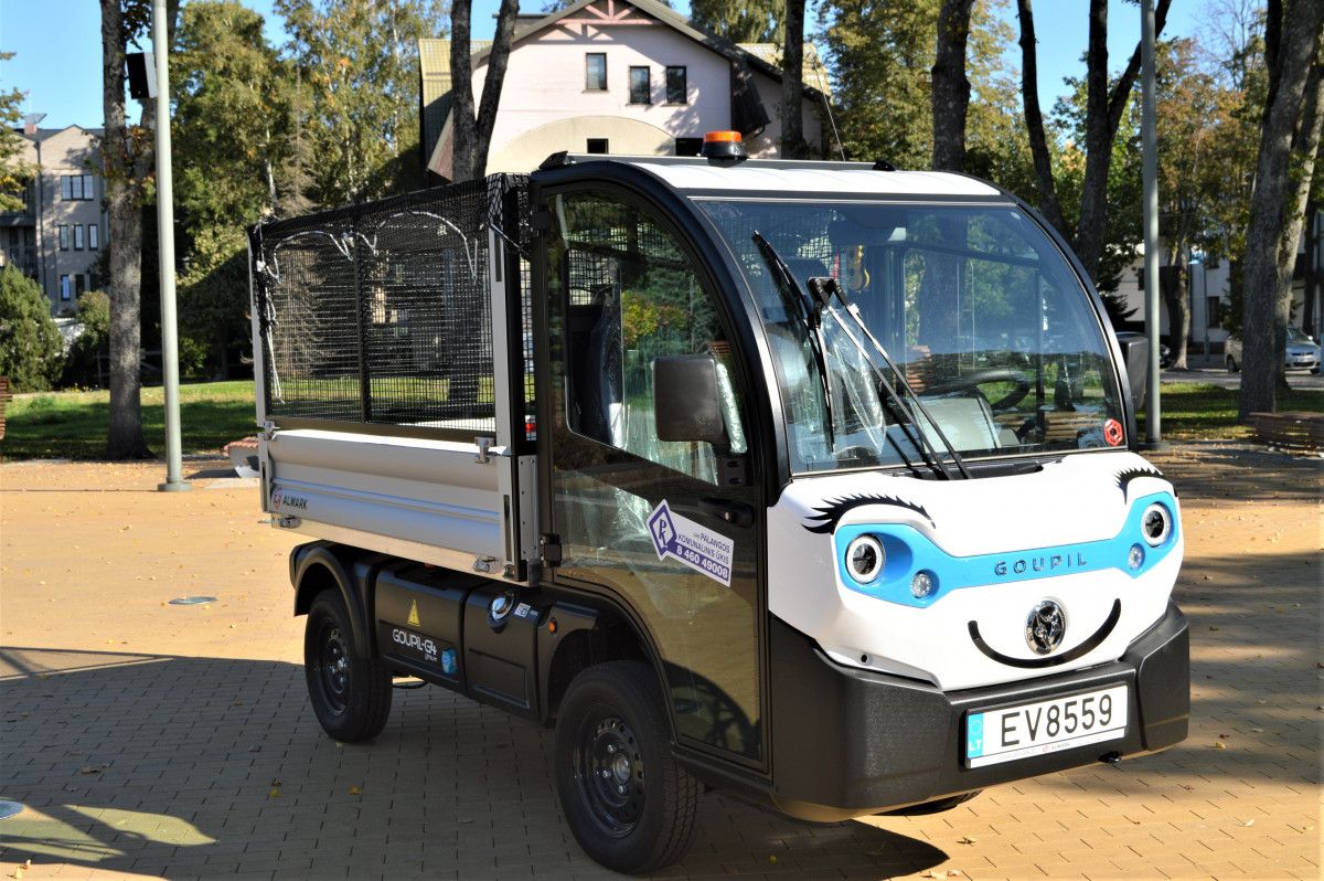 Naujasis komunalininkų elektromobilis – pėstiesiems skirtoms erdvėms prižiūrėti
