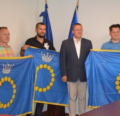 Mototurizmo ralio dalyviams meras Š. Vaitkus įteikė Palangos miesto vėliavas.