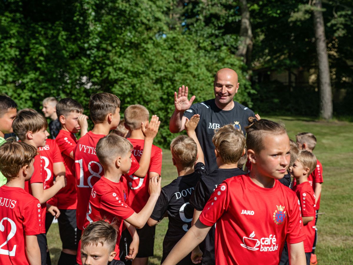 Marselis Balasanovas su auklėtiniais, LT - FOTO