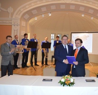 Bendradarbiavimo sutartį pasirašė Palangos meras Š. Vaitkus ir LVPIOA prezidentas V. Vapsva.