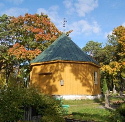 Palangos kapinėse iš tolo geltona spalva šviečianti medinė aštuoniakampė koplyčia senesnė nei pačios kapinės. / J. Valančiūtės nuotr.