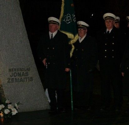 Šauliai padėjo gėlių prie generolo J.Žemaičio paminklo, uždegė žvakes, tylos minute pagerbė mirusiuosius.