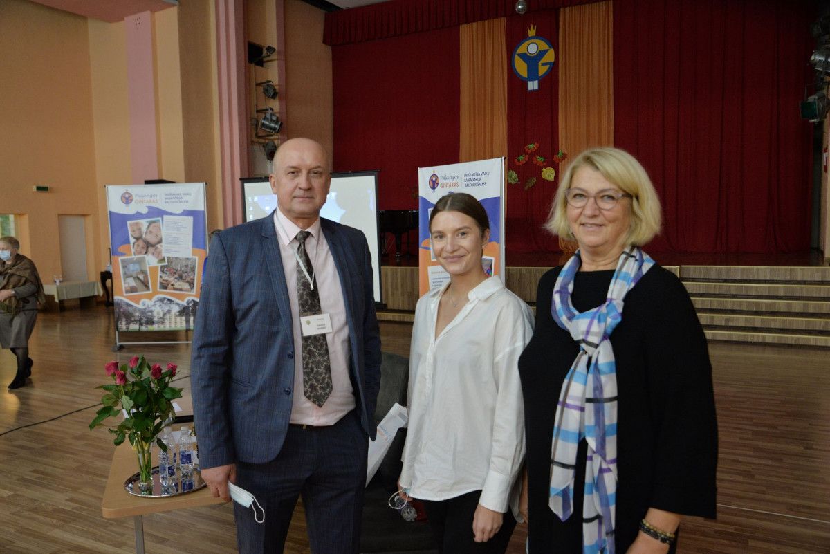 Saulius Deveikis, sanatorijos „Palangos gintaras“ direktorius, kartu su KU Holistinės medicinos ir reabilitacijos katedros vedėja prof. Daiva Mockevičiene bei KU mokslo darbuotoja, kineziterepeutė Kornelija Mažionyte