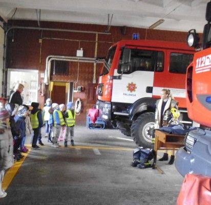 „Ąžuoliuko“ darbuotojai ir vaikai dalyvavo priešgaisrinės saugos mokymuose