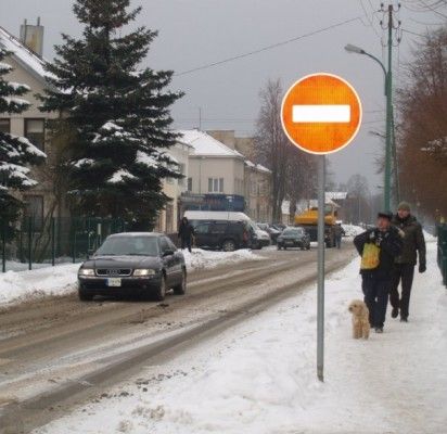 Eismą draudžiantis ženklas atsirado be Eismo saugumo komisijos leidimo.
