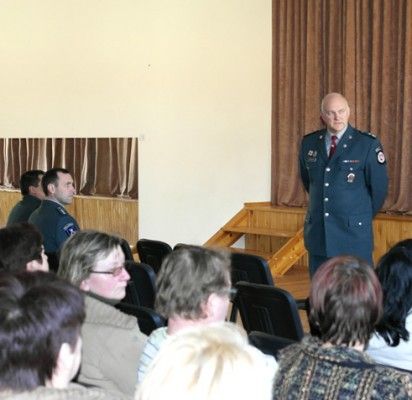A. Katkauskas gyventojus supažindino su planuojamu policijos pajėgų organizavimu vasaros sezono metu. Palangos PK nuotr.