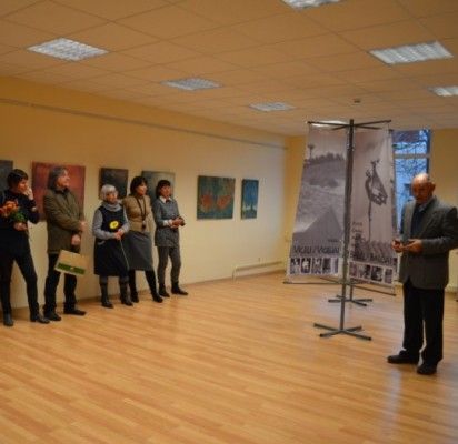 Projekto dalyviai ir M. Balčius pristatė parodą „Šventosios žemės atminties ženklai“.