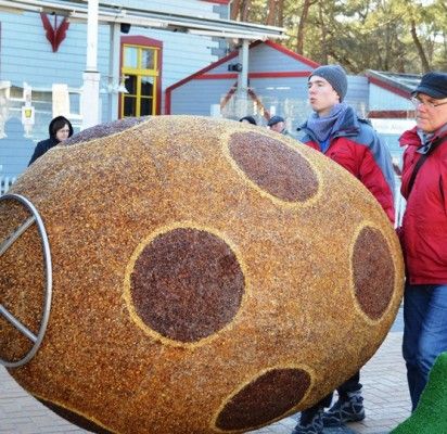 Palangos J. Basanavičiaus gatvė pasidabino įspūdinga Margučių alėja
