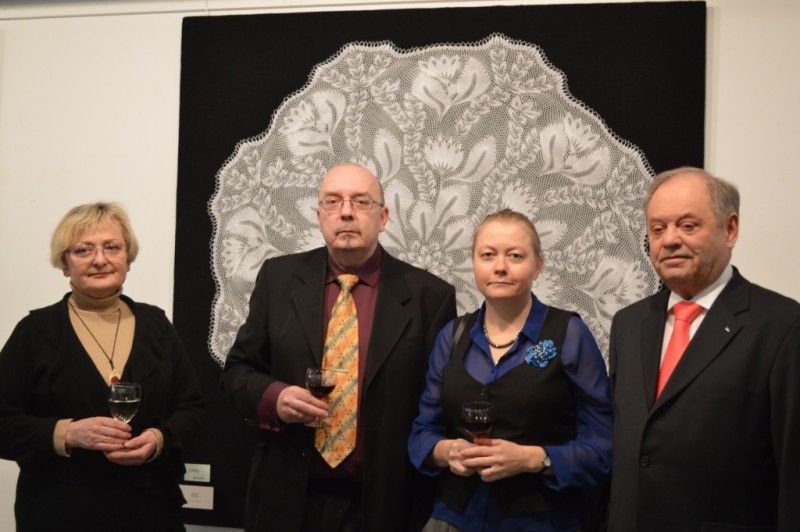 L. Turauskaitė. R. Toomra su žmona Eve ir V. Biskys parodos atidarymo metu.