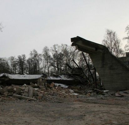 Iš 40 metų veikusios legendinės Vasaros koncertų estrados liko griuvėsių krūva.
