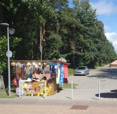 Atvykę nukelti neleistinoje vietoje pastatyto prekybos įrenginio Meilės alėjoje, Savivaldybės ir UAB „Palangos komunalinis ūkis” atstovai netikėtai jo nerado. Spėjama, kad informacija apie reidą prekyvietės savininkui M. Žalgiriui buvo nutekinta...