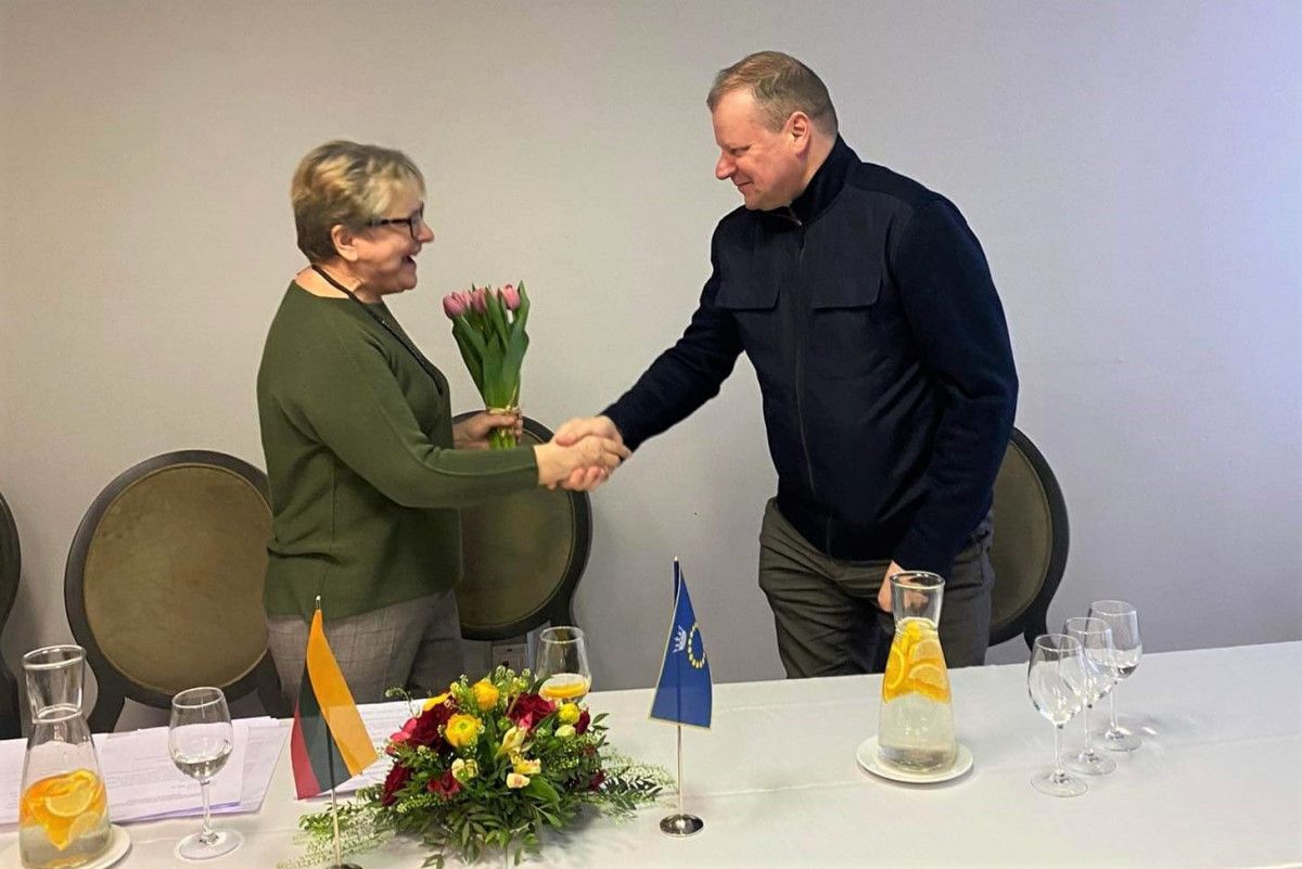 Demokratų sąjungos „Vardan Lietuvos“ pirmininkas Saulius Skvernelis sveikina Palangos skyriaus pirmininke išrinktą Eleną Kuznecovą