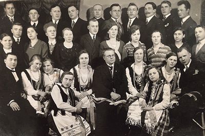Kretingos Šv. Cecilijos choras 1931 m. Trečioje eilėje pirmas iš dešinės – Stasys Piktuižis, šeštas iš dešinės – Juozas Pabrėža. Autoriaus archyvas