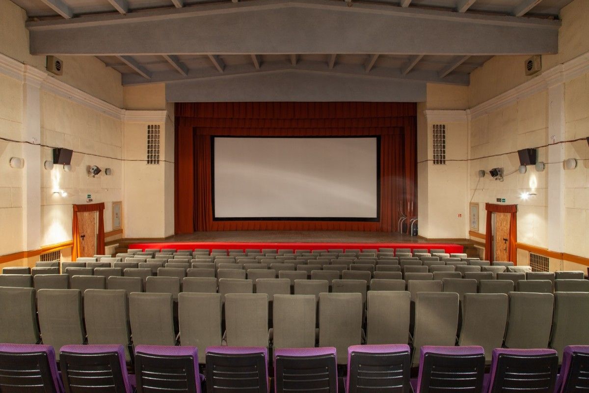 „Meno avilio“ instaliacijoje – Palangos, Klaipėdos, Gargždų ir Salantų kino teatrai pro specialų žiūroną