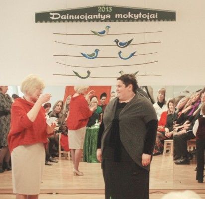 Simbolinė dainų paukštė iš direktorės B. Mazrimienės rankų – I. Cholinienei.