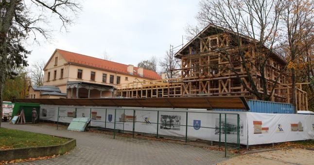Atgimstantis Palangos Kurhauzas restauratorių kruopštumo reikalauja milimetrų tikslumu