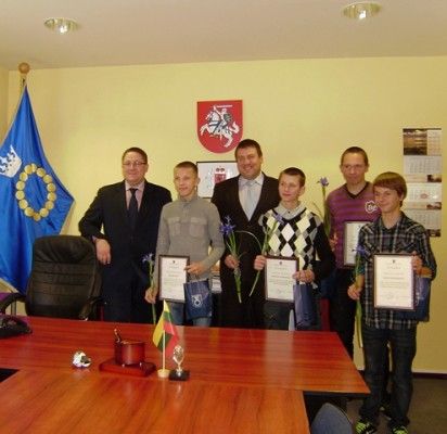Meras Š.Vaitkus ir sportininkus treniravęs vicemeras S.Simė padėkas įteikė (iš kairės) Ą.Zubei, K.Barkauskui, E.Dapšauskui ir J.Sabaliauskui.