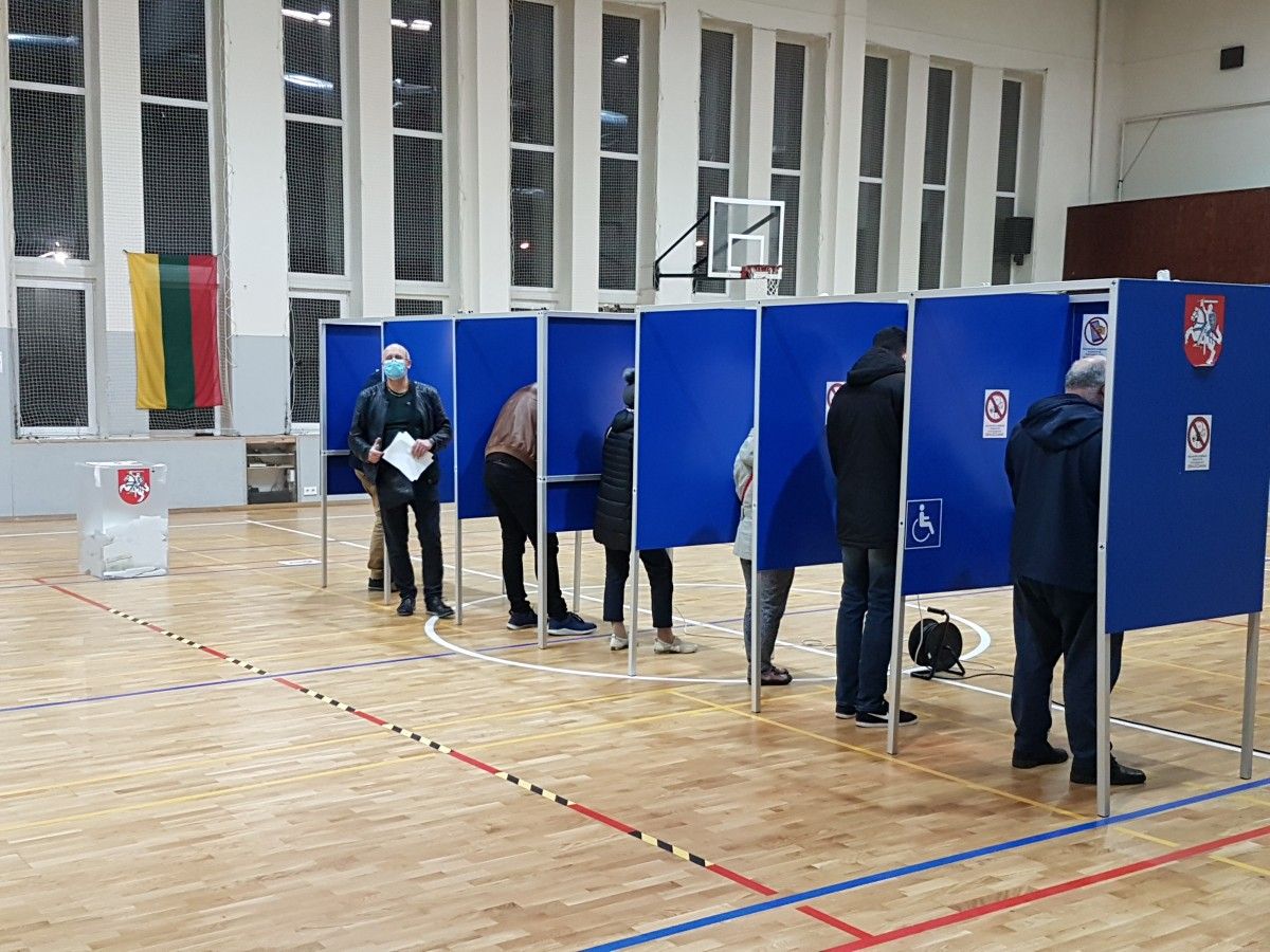 Dėl mandato antrajame rinkimų ture į Seimą Mėguvos rinkimų apygardoje varžysis konservatorius Mindaugas Skritulskas ir "valstietis" Romandas Žiubrys