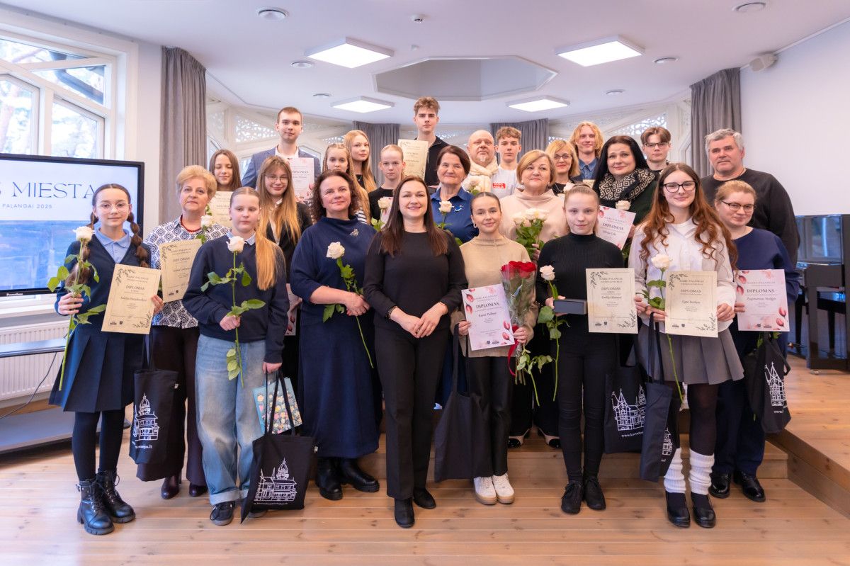 Poezijos konkurso organizatoriai, komisijos nariai ir laureatai