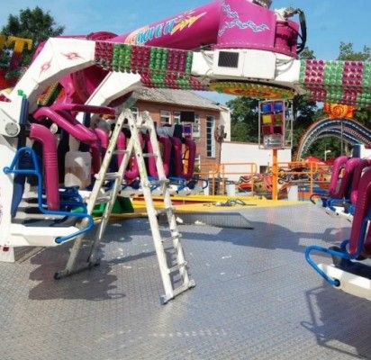 Dingus elektrai olandų atrakcionas-centrifuga įkalino vaikus aukštyn kojomis
