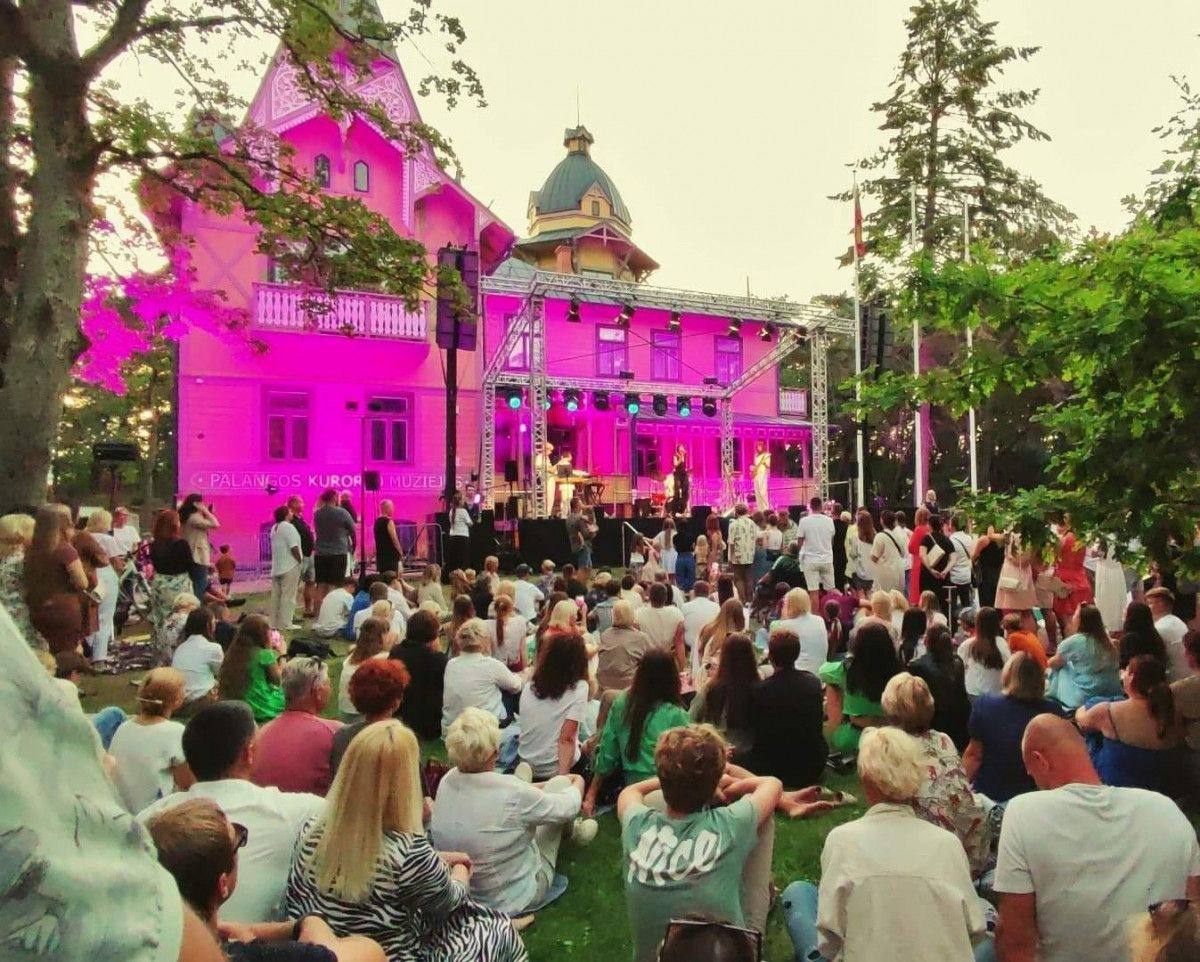 Naujas atostogų kultūros tradicijas žadantis „Palangos parko festivalis“, Gintaro muziejus savaitgalį pribloškė spalvomis ir garsais