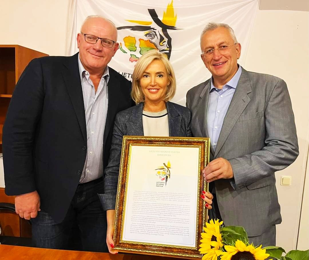 LRP pirmininkas, Seimo narys Jonas Pinskus ir partijos narė Živilė Pinskuvienė su LRP Palangos skyriaus pirmininku Eimučiu Židanavičiumi