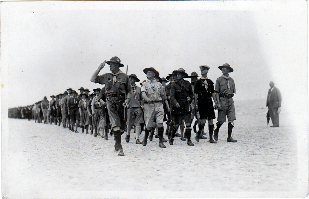 Sąskrydžio dalyvių paradas paplūdimyje generolo lordo Roberto Baden-Povelio vizito Lietuvoje metu. Palanga, 1933 m. rugpjūčio 17 d. Fotografijos aut. Mejeris Smečechauskas. Iš Trakų istorijos muziejaus rinkinių.