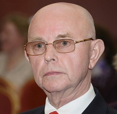 Balsuojant dėl alkoholio prekybos paplūdimyje Antanas Vinkus, Seimo narys Palangos- Kretingos rinkimų apygardoje, balsavime nedalyvavo, Naglis Puteikis – susilaikė, o Sveikatos ministras, „valstietis“ Aurelijus Veryga balsavime taip pat nedalyvavo