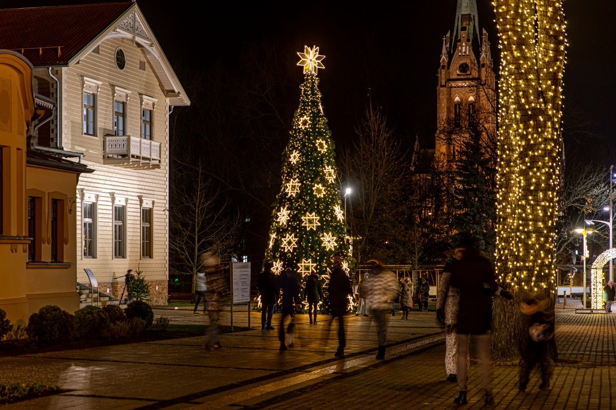 Palangoje ir Šventojoje nušvito Kalėdų eglės (FOTO GALERIJA)