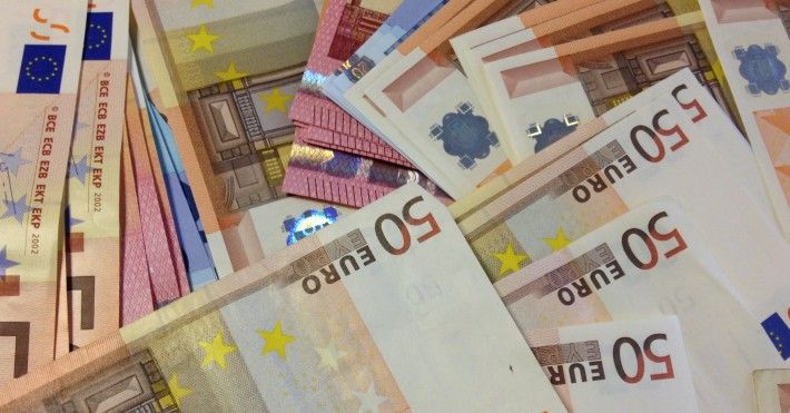 Pietaujant J.Basanavičiaus gatvėje iš kliento striukės kišenės dingo 3000 eurų