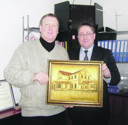 Paveikslo autorius tautodailininkas A. Bukauskas su meru Š. Vaitkumi.