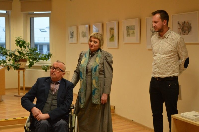 Parodą menininkui Juozui Griušiui pristatyti padėjo jo nuolatinė pagalbininkė žmona Nijolė ir sūnus Juozas.