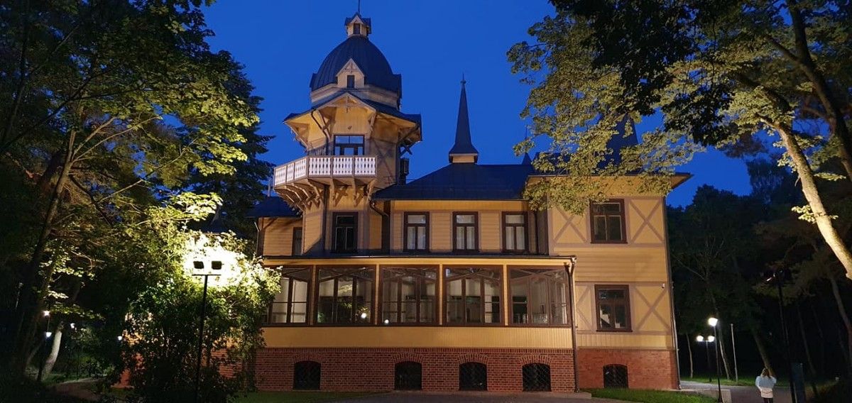 Vila "Anapilis", Kurhauzo "brolis", vilioja ir dieną, ir naktį